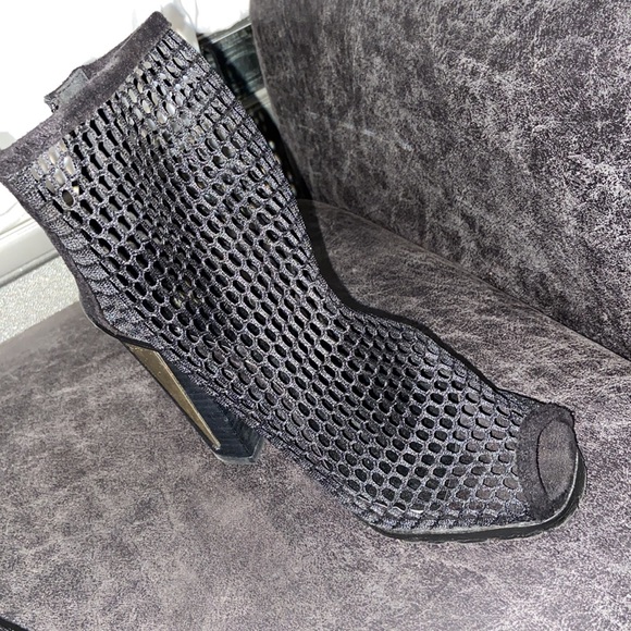 Bebe heel cut out boot size 6 1/2 black and cold - Picture 4 of 4